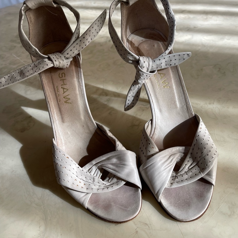 Very Elegant Italian Made Soft Leather Light Grey Sandals, 39